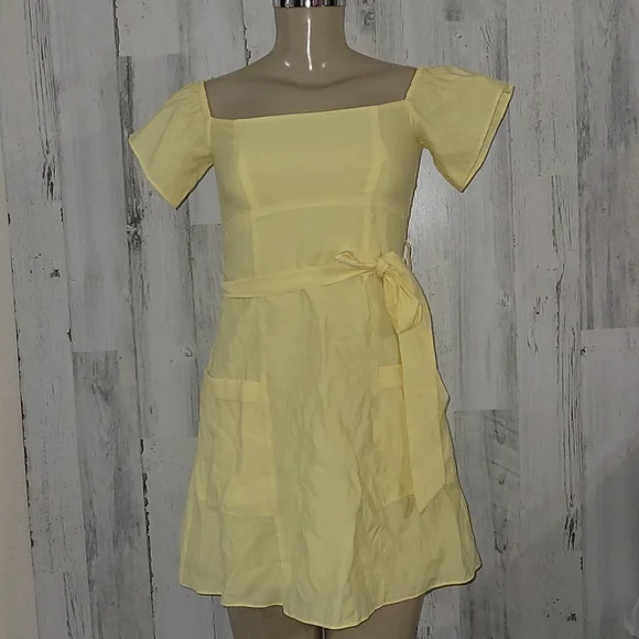 zara yellow mini dress Hatley hugging silhouette ZARA Yellow Dress S (4-6)
